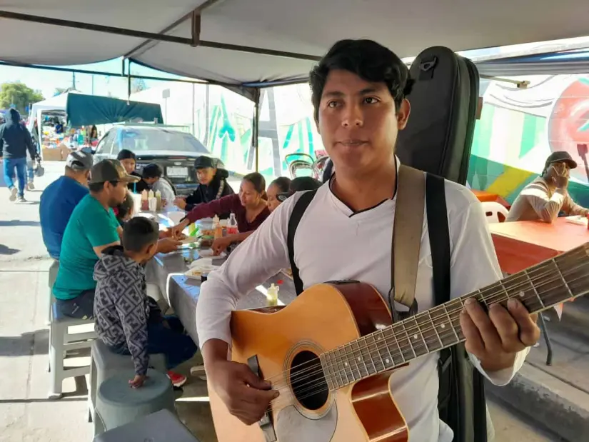 Cantante de tianguis Villa Juárez