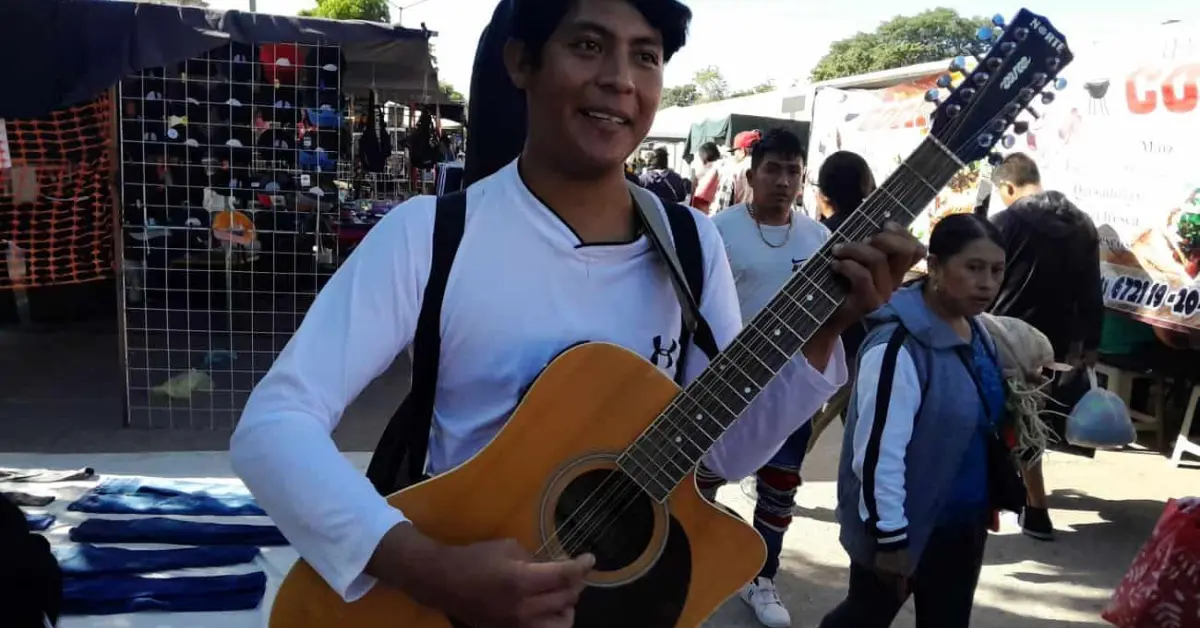 Daniel Cruz, el joven guitarrista que pone ritmo a los tianguis de Villa Juárez