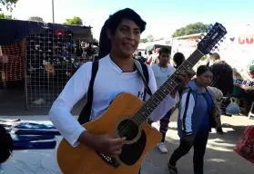 Daniel Cruz, el joven guitarrista que pone ritmo a los tianguis de Villa Juárez