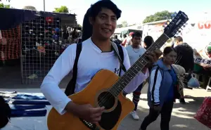 Daniel Cruz, el joven guitarrista que pone ritmo a los tianguis de Villa Juárez