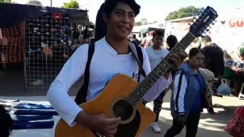 Daniel Cruz, el joven guitarrista que pone ritmo a los tianguis de Villa Juárez