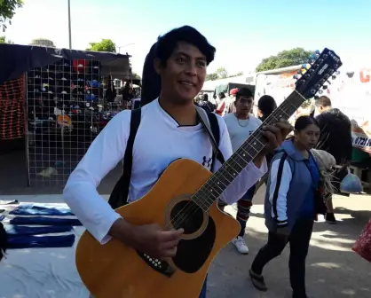 Daniel Cruz, el joven guitarrista que pone ritmo a los tianguis de Villa Juárez