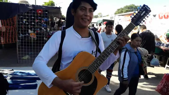 Daniel Cruz le pone ritmo y alegría al Tianguis de Villa Juárez