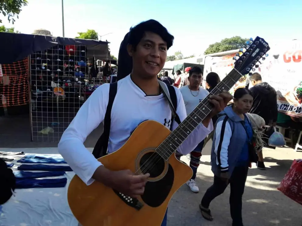 Daniel Cruz, el joven guitarrista que pone ritmo a los tianguis de Villa Juárez