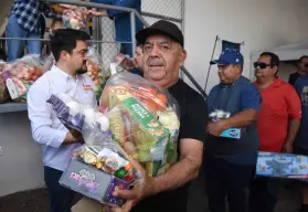 "Vamos por Culiacán" realiza segunda entrega de apoyo alimentario a músicos y meseros