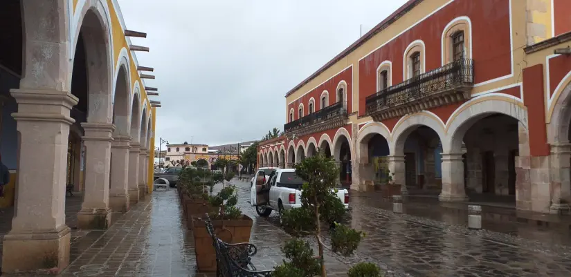 Calles adoquinadas que te remontan a un viaje en el tiempo en Sombrete. Foto: Cortesía