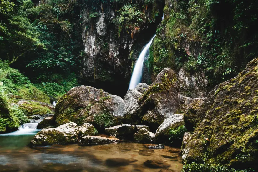 Cascada en Cuetzalan, Pueblo Mágico. Foto: Unsplash.