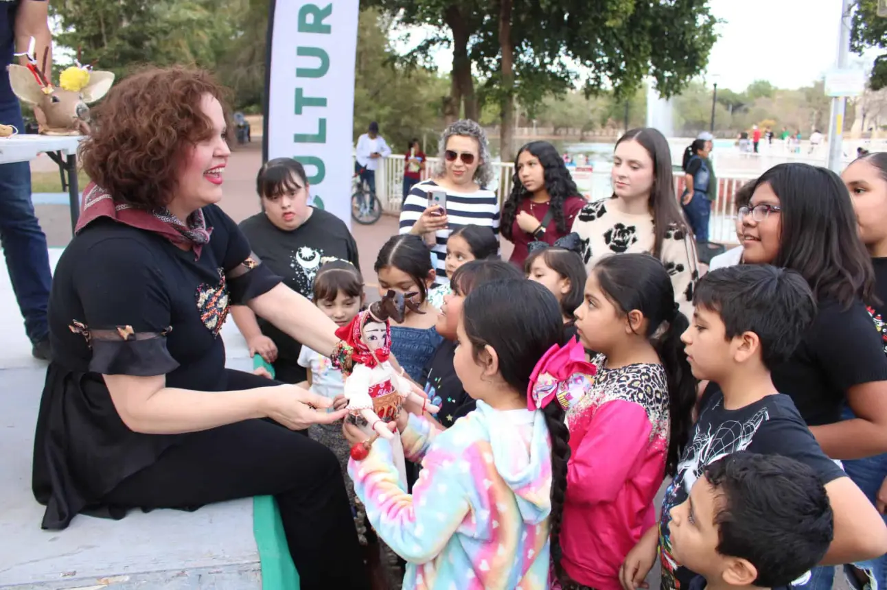 Georgina Martínez lleva a niños y adultos en un fascinante recorrido cultural con su cuento sobre Annia, la venadita danzante.