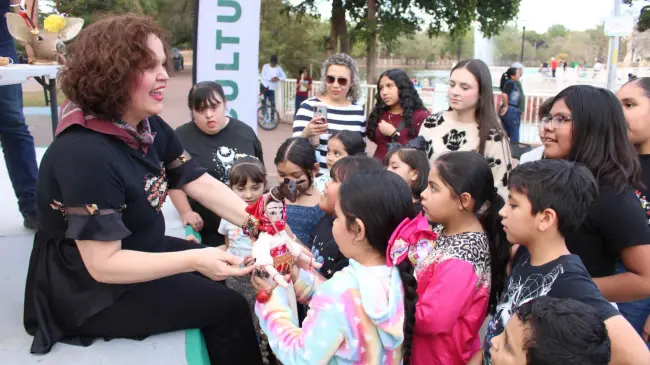 Georgina Martínez lleva a niños y adultos en un fascinante recorrido cultural con su cuento sobre Annia, la venadita danzante.