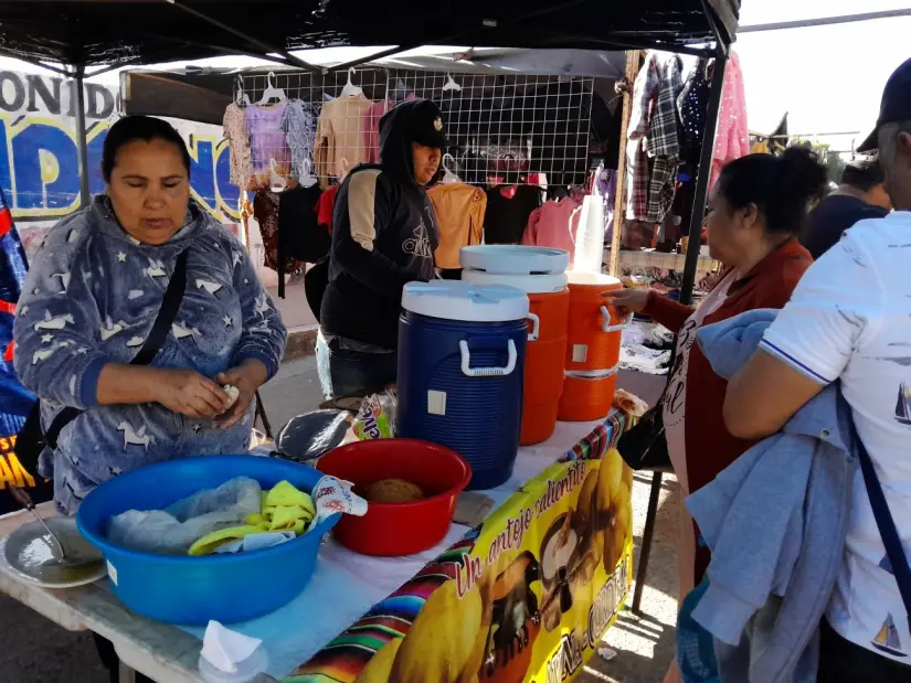 Gorditas y atole en el tianguis