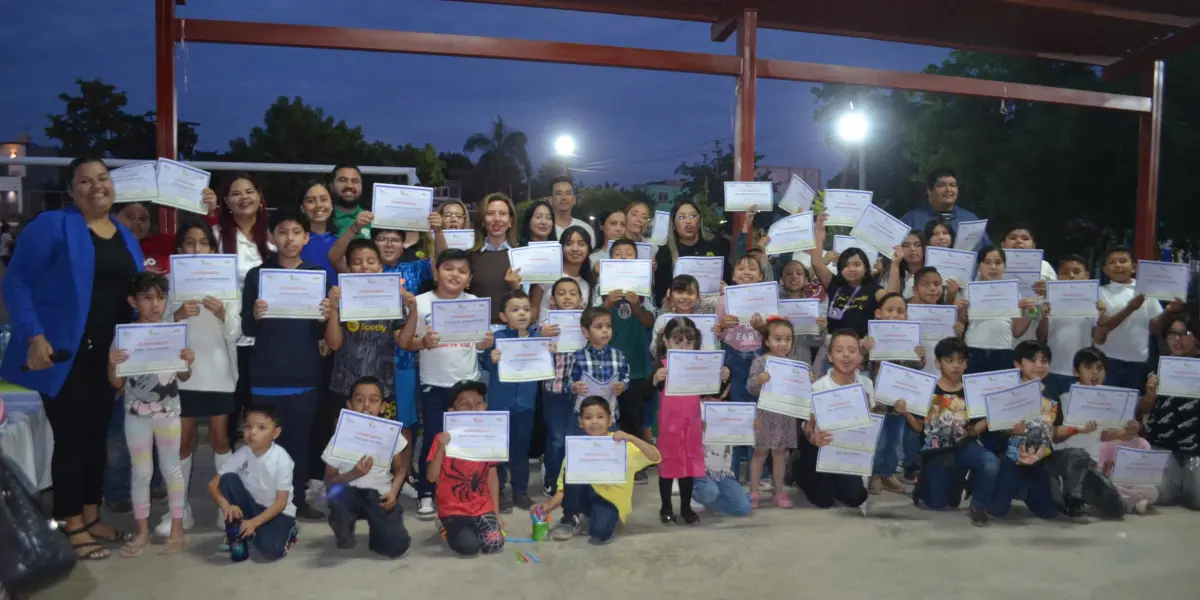 Con una emotiva ceremonia de entrega de constancias, se reconoció el esfuerzo de los participantes y docentes, dejando una huella significativa en la comunidad. Foto: Juan Madrigal