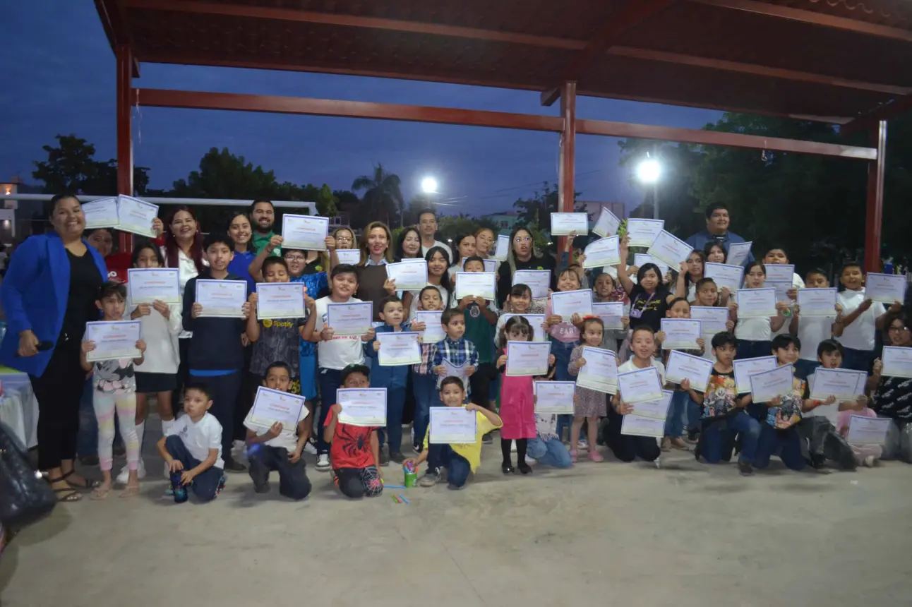 Con una emotiva ceremonia de entrega de constancias, se reconoció el esfuerzo de los participantes y docentes, dejando una huella significativa en la comunidad. Foto: Juan Madrigal