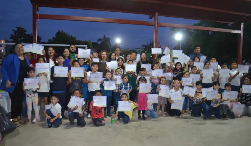 Con una emotiva ceremonia de entrega de constancias, se reconoció el esfuerzo de los participantes y docentes, dejando una huella significativa en la comunidad. Foto: Juan Madrigal