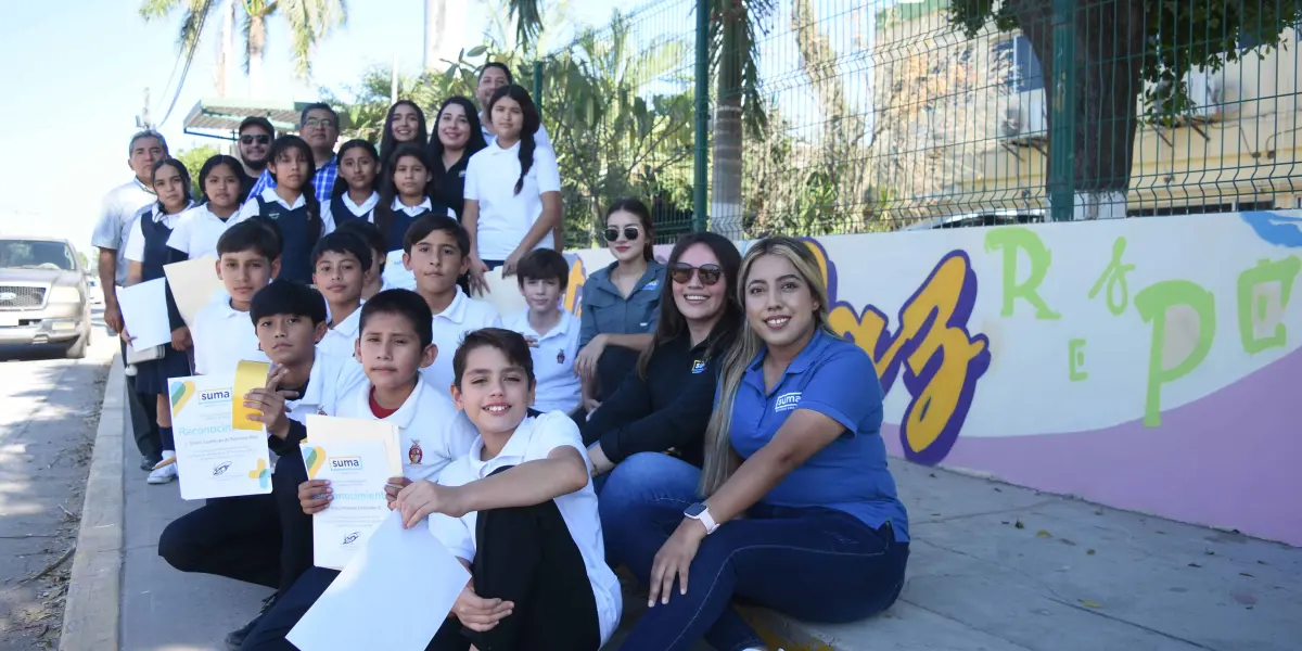 Muy felices los estudiantes de la secundaria Prof. Humberto Villegas Castaños en Aguaruto después de participar en su mural por la paz. FOTOS: Lino Ceballos.