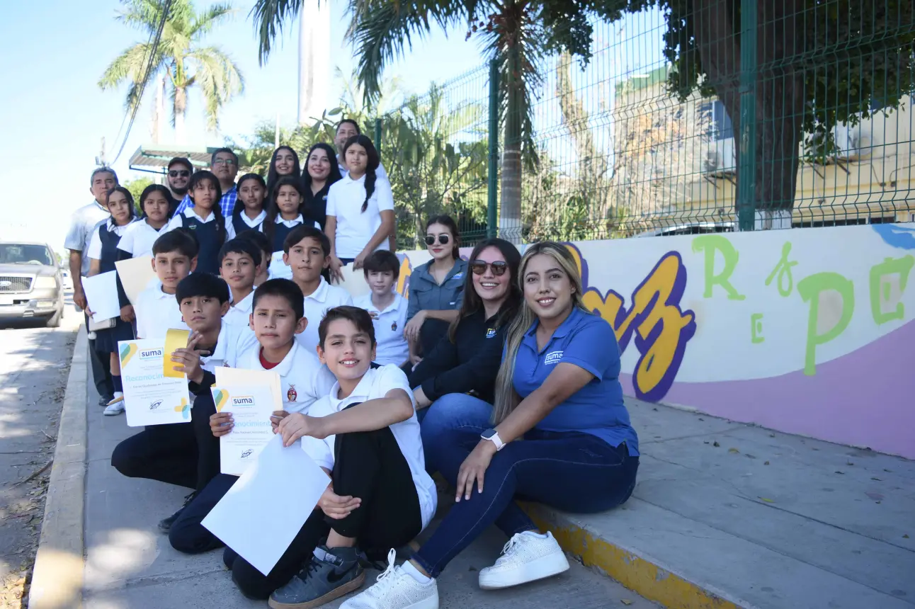 Muy felices los estudiantes de la secundaria Prof. Humberto Villegas Castaños en Aguaruto después de participar en su mural por la paz. FOTOS: Lino Ceballos.