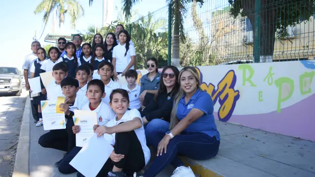 Muy felices los estudiantes de la secundaria Prof. Humberto Villegas Castaños en Aguaruto después de participar en su mural por la paz. FOTOS: Lino Ceballos.