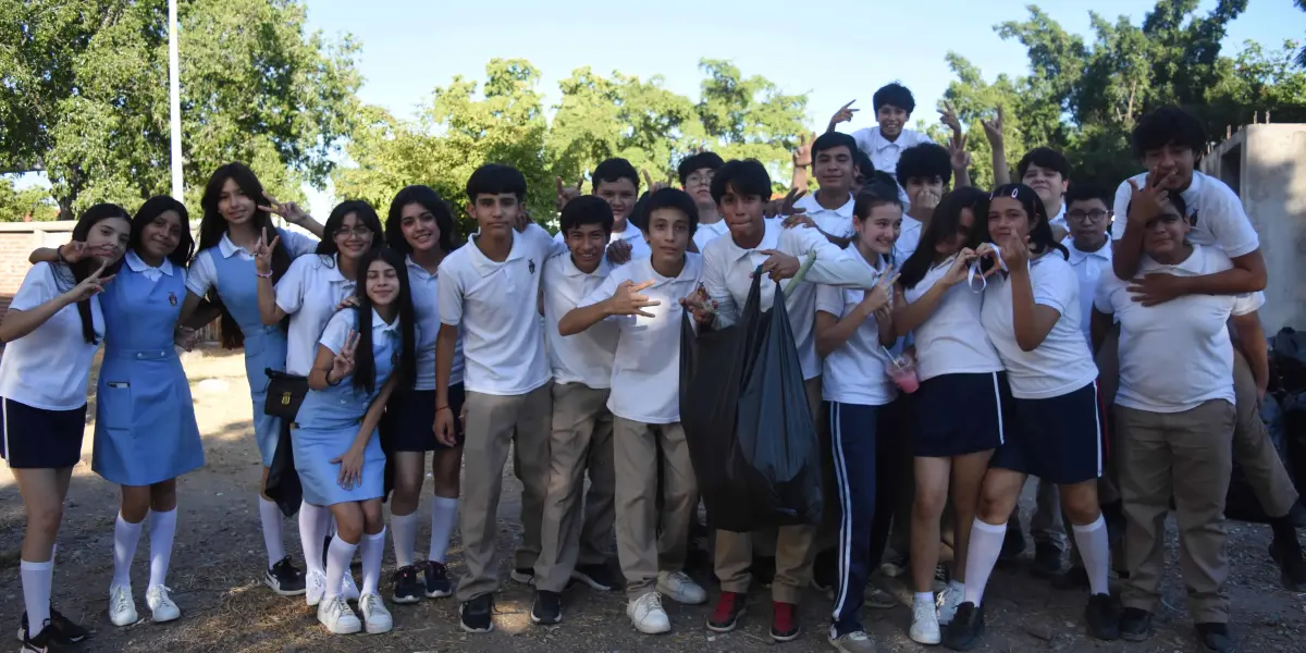 Con muy buen ánimo, los estudiantes de la Secundaria General No. 9 en Culiacán, realizaron las labores de limpieza. Fotos: Lino Ceballos.