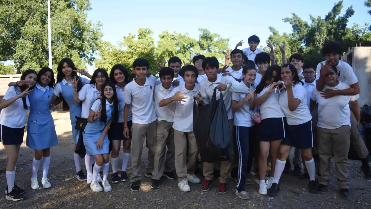 Con muy buen ánimo, los estudiantes de la Secundaria General No. 9 en Culiacán, realizaron las labores de limpieza. Fotos: Lino Ceballos.