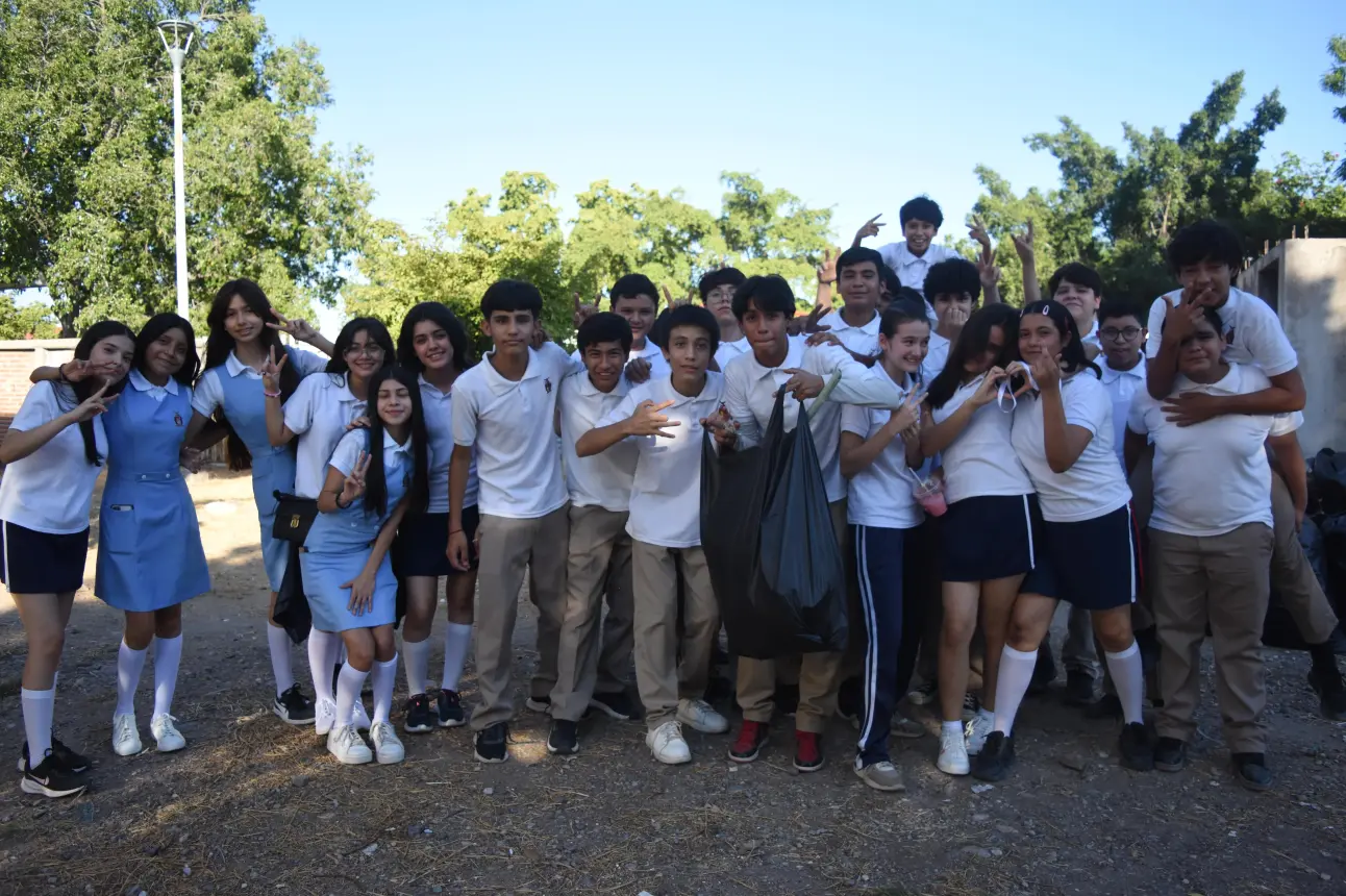 Con muy buen ánimo, los estudiantes de la Secundaria General No. 9 en Culiacán, realizaron las labores de limpieza. Fotos: Lino Ceballos.