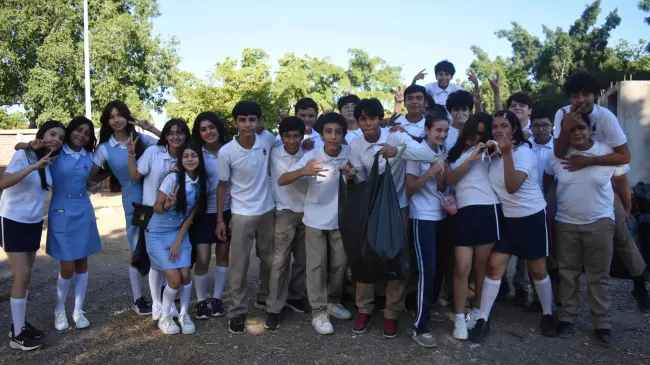 Con muy buen ánimo, los estudiantes de la Secundaria General No. 9 en Culiacán, realizaron las labores de limpieza. Fotos: Lino Ceballos.