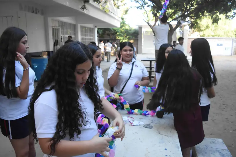 Los estudiantes también realizaron obras artísticas para adornar su escuela.