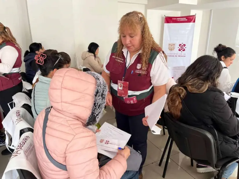 Mi Beca para Empezar entrega tarjetas a los padres o tutores que llevan a cabo el registro. Foto: Cortesía