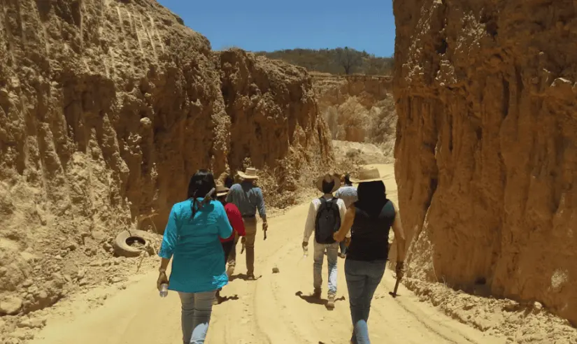 Para poder llegar a la mina de ópalo es necesario realizar una extensa caminata. Foto: Cortesía