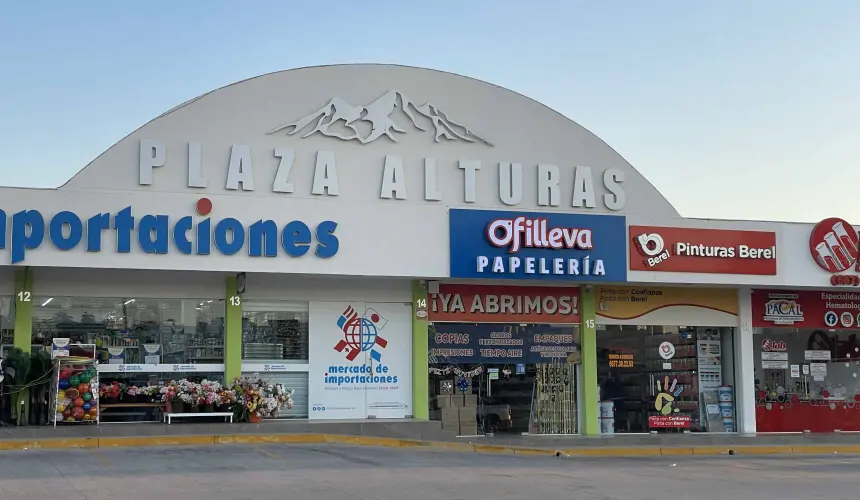 Las plazas comerciales en Alturas del Sur, han tomado un auge económico muy importante para los habitantes del sector. Foto: Lino Ceballos.