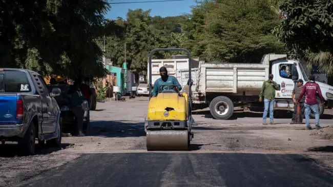 Avanza el reencarpetado y mejoras viales en Culiacán para garantizar traslados más seguros en la capital sinaloense.