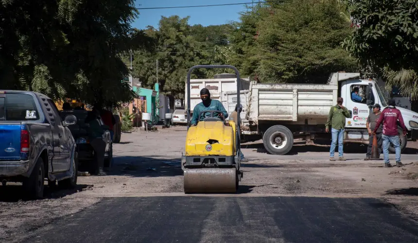 Avanza el reencarpetado y mejoras viales en Culiacán para garantizar traslados más seguros en la capital sinaloense. 