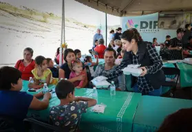 Alajibua del DIF Culiacán lleva alimento caliente a la colonia Bicentenario