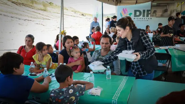 DIF Culiacán atiende a 250 familias con su cocina móvil en la colonia Ampliación Bicentenario en Culiacán.