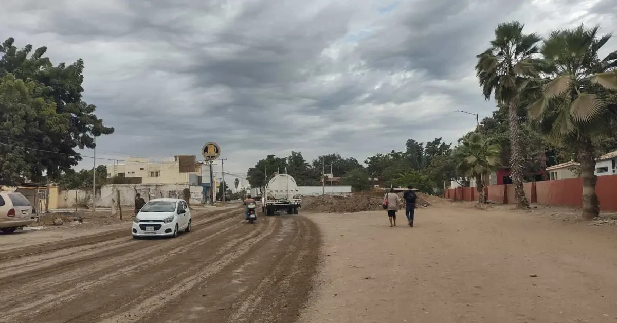 Después de 40 años, inicia la pavimentación del acceso principal al Panteón 21 de Marzo en Culiacán