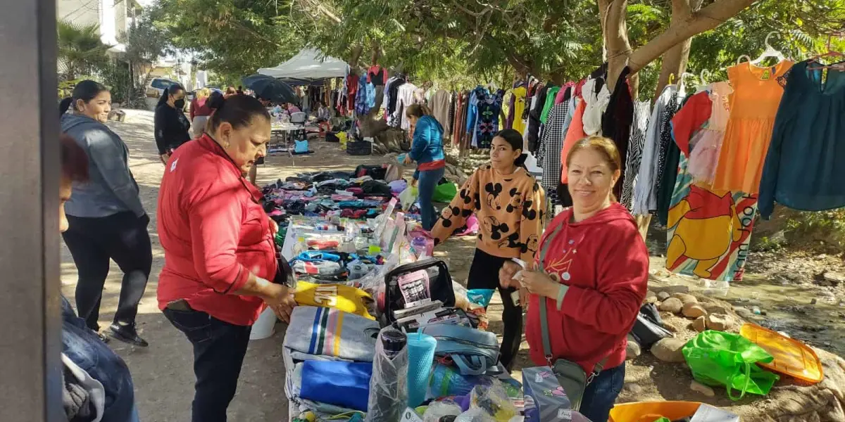 El tianguis de La Progreso representa un ejemplo claro de cooperación en tiempos difíciles, con comerciantes trabajando juntos para proporcionar productos accesibles. Foto: Juan Madrigal