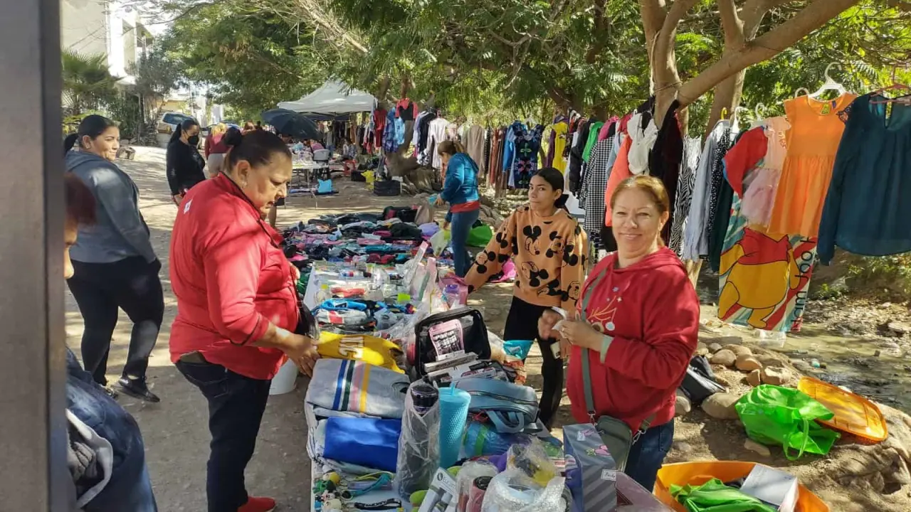 El tianguis de La Progreso representa un ejemplo claro de cooperación en tiempos difíciles, con comerciantes trabajando juntos para proporcionar productos accesibles. Foto: Juan Madrigal