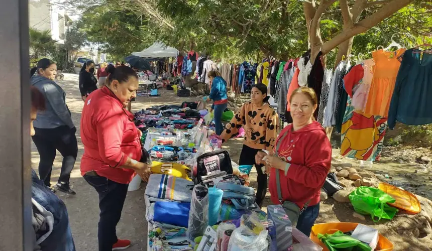 El tianguis de La Progreso representa un ejemplo claro de cooperación en tiempos difíciles, con comerciantes trabajando juntos para proporcionar productos accesibles. Foto: Juan Madrigal