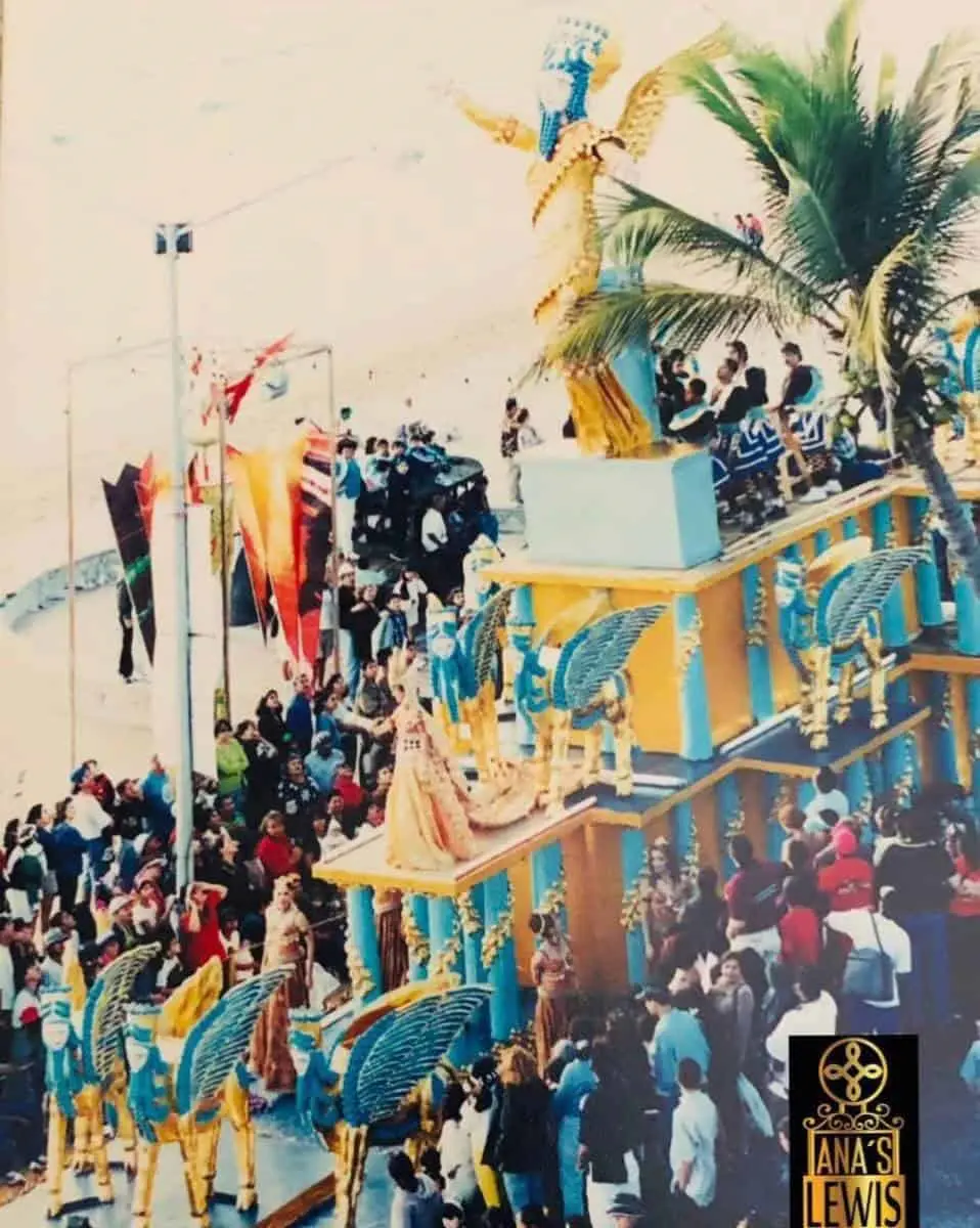 El Carnaval de Mazatlán en 2001, edición en que Palacios fue reina. Foto: Cortesía