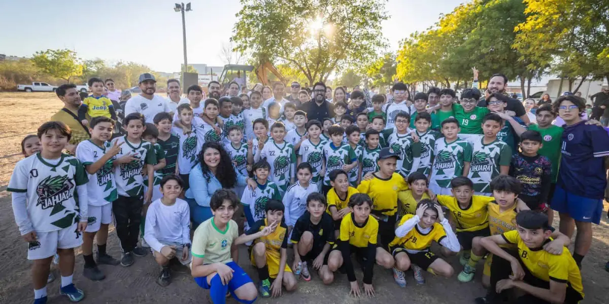 Culiacán fortalece el deporte con la construcción de una nueva cancha sintética.