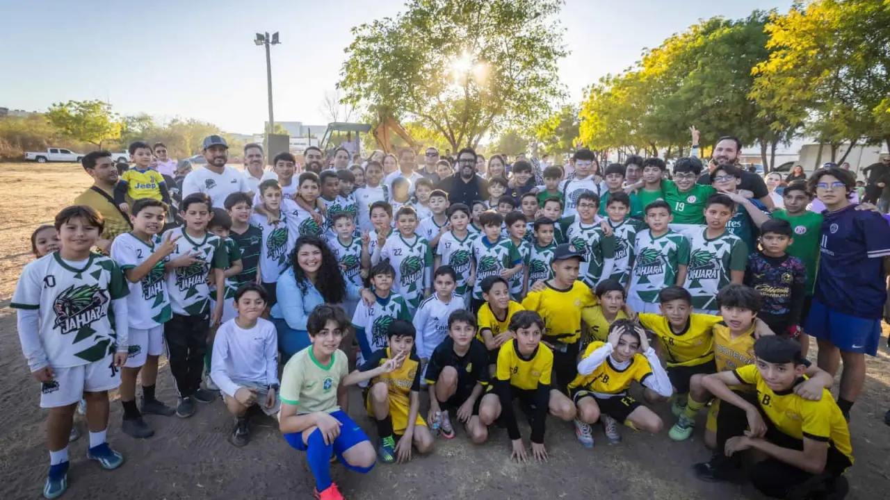 Culiacán fortalece el deporte con la construcción de una nueva cancha sintética.