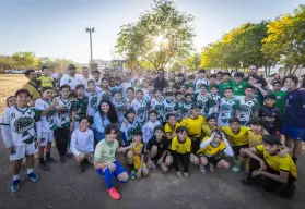 Juan de Dios Gámez da inicio a la construcción de la cancha de pasto sintético en Culiacán