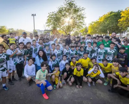 Juan de Dios Gámez da inicio a la construcción de la cancha de pasto sintético en Culiacán