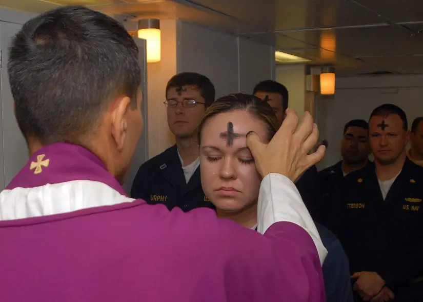 Padre poniendo la cruz de ceniza a los católicos. Foto: Wikipedia 