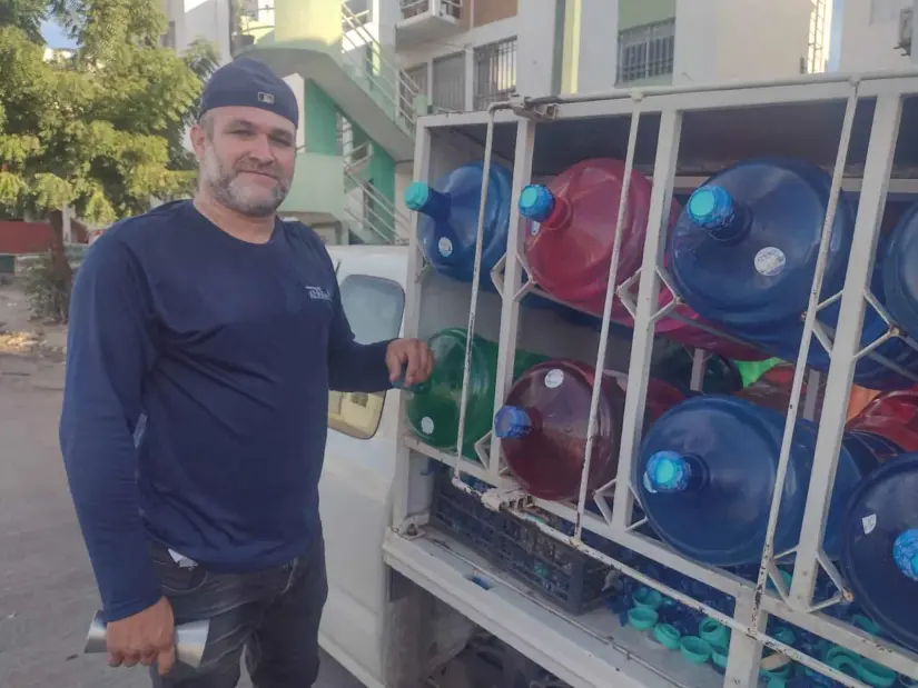 Fredy sube y baja los edificios de Alturas del Sur para entregar sus garrafones de agua.