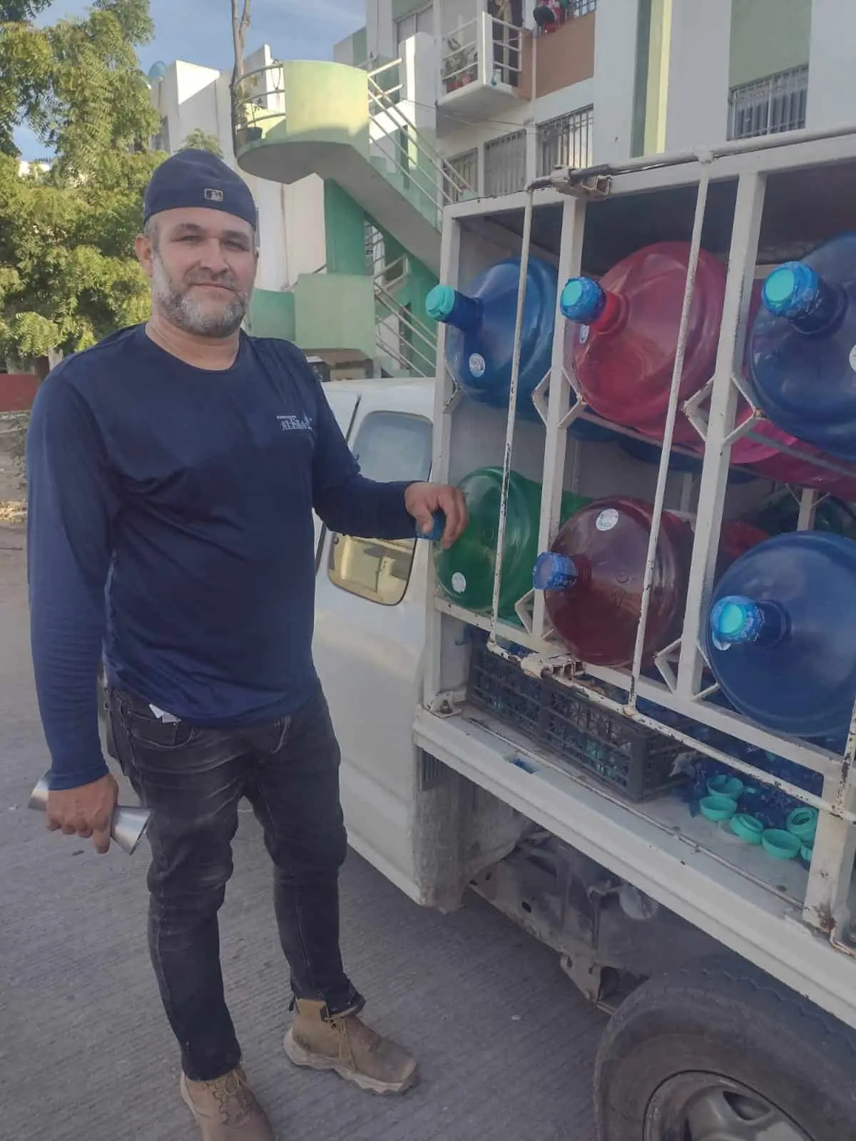 Con buen ánimo, cada día Fredy se pone en pie para buscar el sustento familiar.