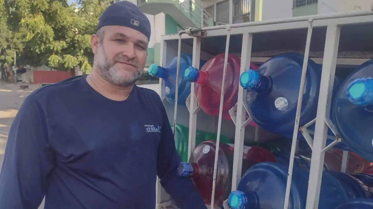Con su trabajo Fredy Rubio recibe la satisfacción y agradecimiento de la gente de Alturas del Sur. Foto: Jacqueline Sánchez.