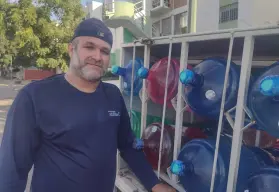 Fredy Rubio es el hombre detrás de los garrafones que mantienen hidratados a todos al Sur de Culiacán