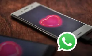 Cómo activar en modo San Valentín cuando le escribas a tu pareja en WhatsApp