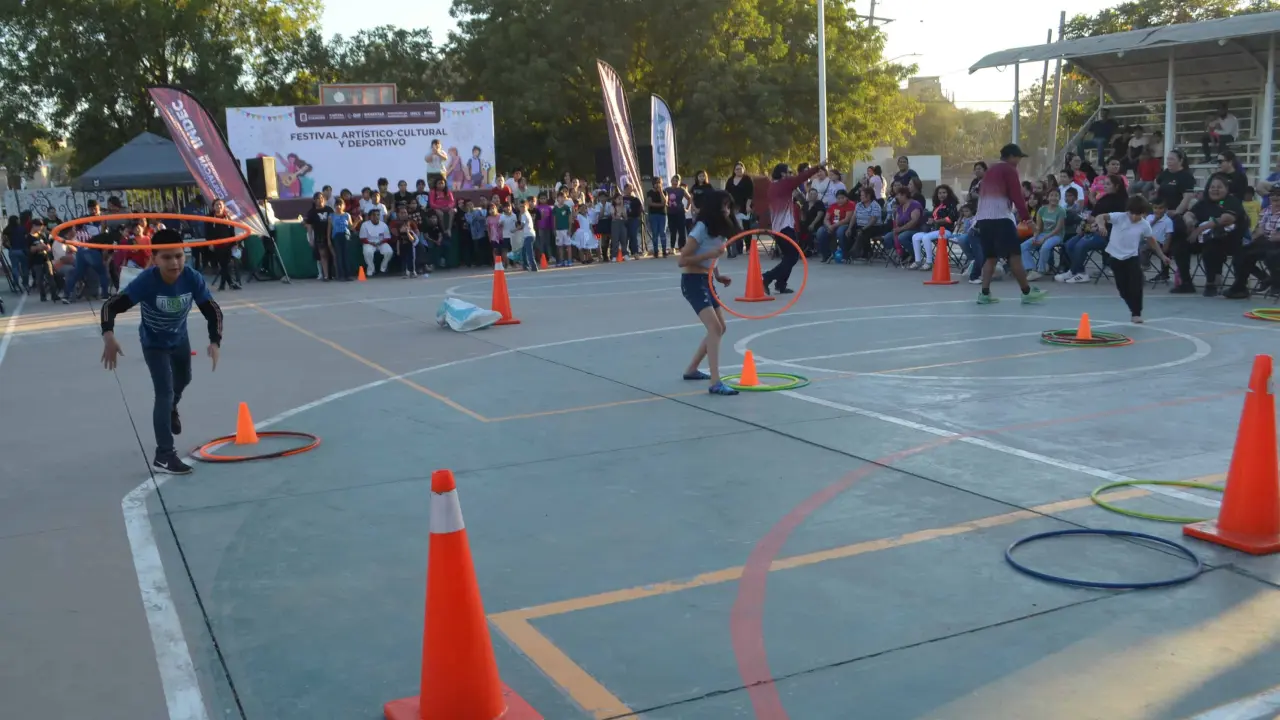 La celebración del 38 aniversario de la colonia 5 de Febrero en Culiacán reúne a autoridades y vecinos en un ambiente lleno diversión familiar. Foto: Juan Madrigal