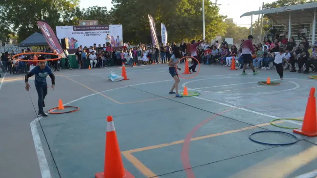 La celebración del 38 aniversario de la colonia 5 de Febrero en Culiacán reúne a autoridades y vecinos en un ambiente lleno diversión familiar. Foto: Juan Madrigal