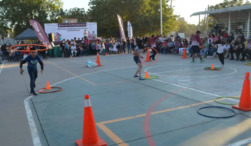 La celebración del 38 aniversario de la colonia 5 de Febrero en Culiacán reúne a autoridades y vecinos en un ambiente lleno diversión familiar. Foto: Juan Madrigal